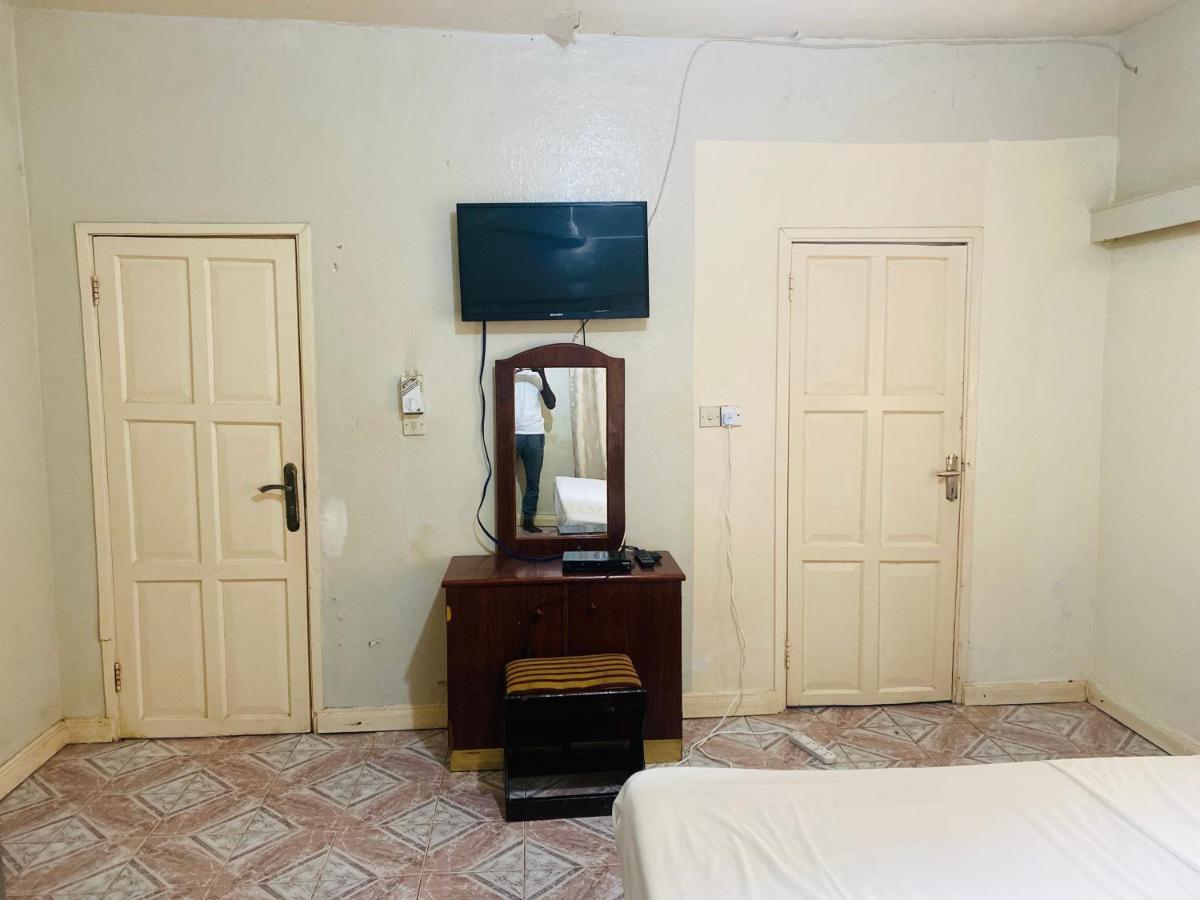 One World Village Guesthouse Bakau 외부 사진